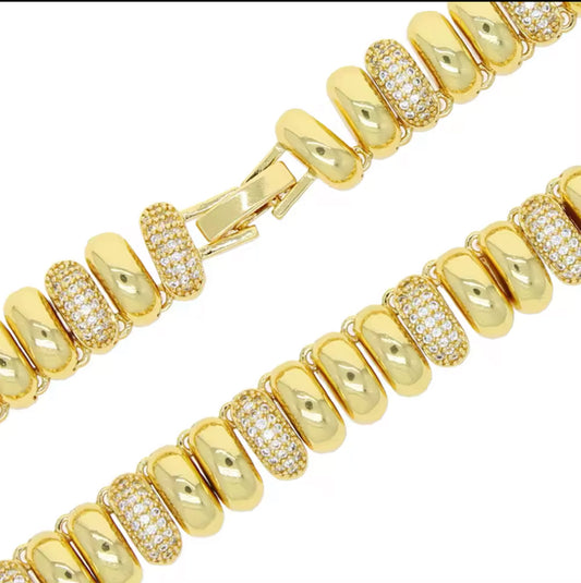 Scale necklace studded with zirconia